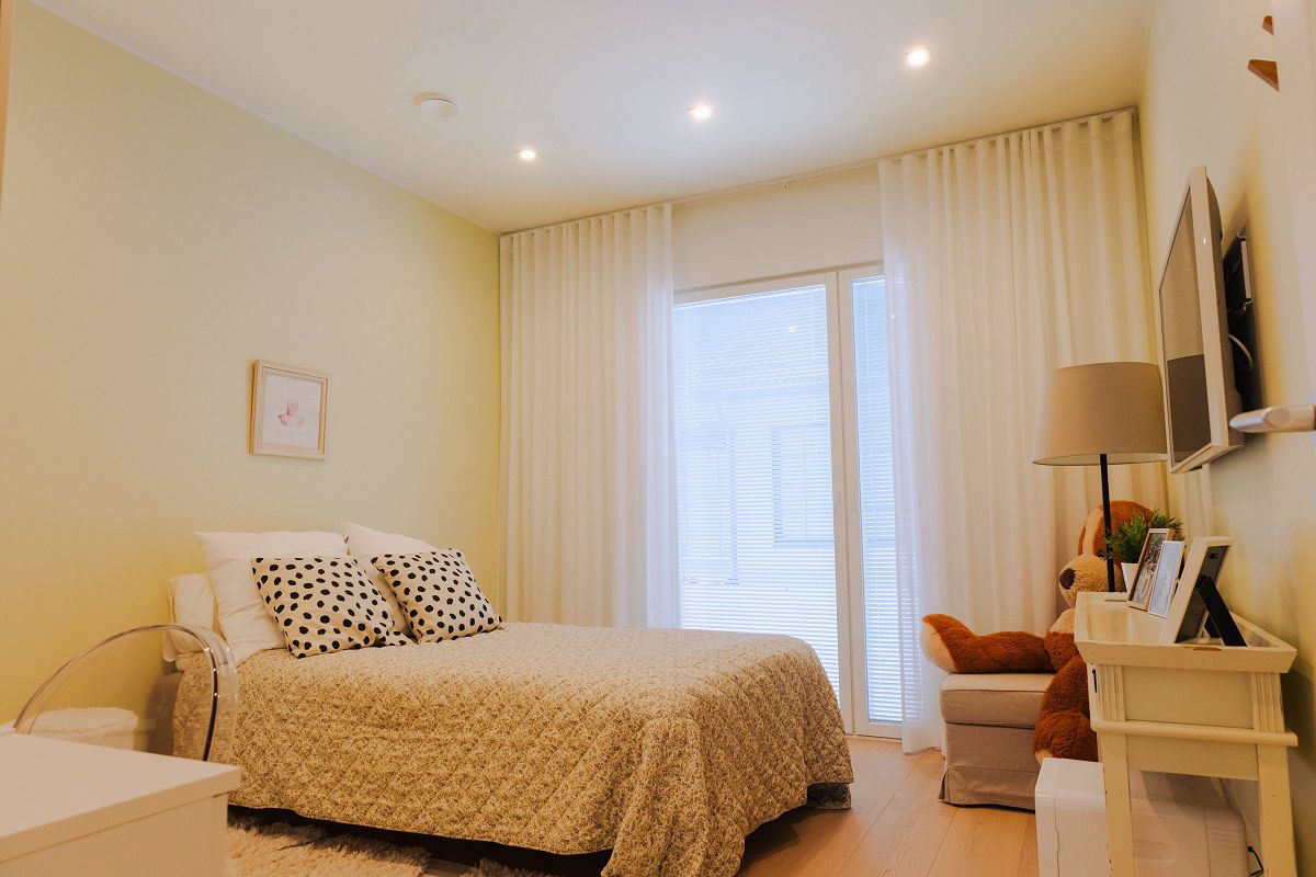 KANTTI 023W 9W in a bedroom, with warm white light tone.